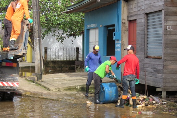 Prefeitura de Laranjal do Jari vem prestando diversos serviços durante as cheia do rio Jari.